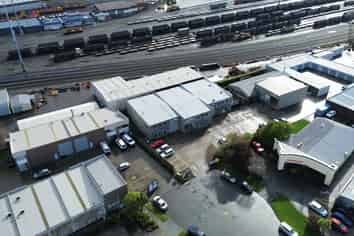 250sqm with 7 Car Parks & Yard