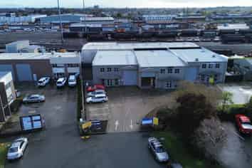 250sqm with 7 Car Parks & Yard