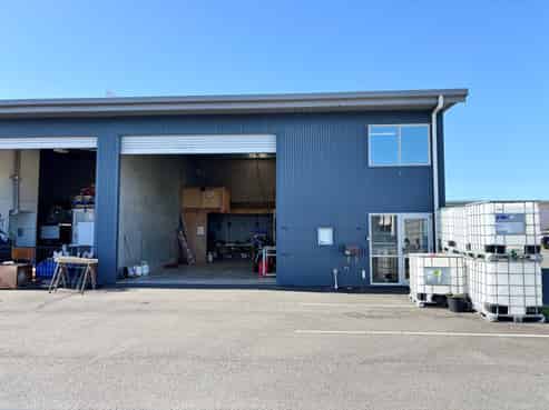 Ready to go unit in prime location!