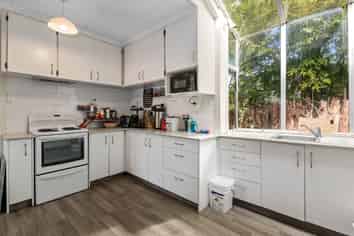 100 Ranolf Street, Glenholme