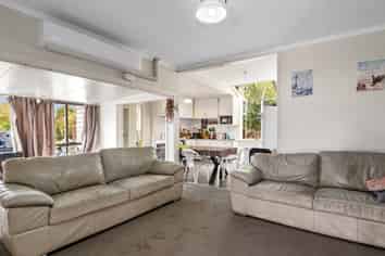 100 Ranolf Street, Glenholme