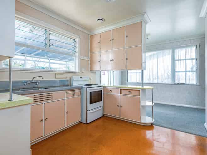 8 Lowestoft Place, West End