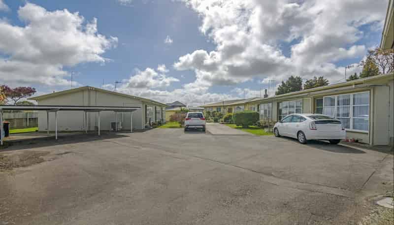 8 Lowestoft Place, West End