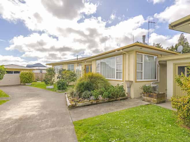8 Lowestoft Place, West End