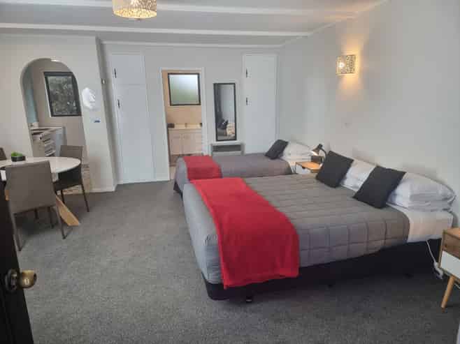 7 Unit - FHI – New Roof Motel & House
