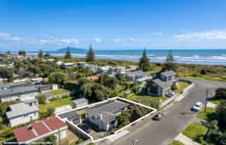 4 Kowhai Street, Otaki Beach