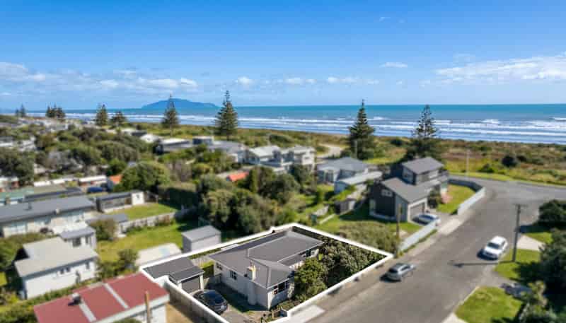 4 Kowhai Street, Otaki Beach