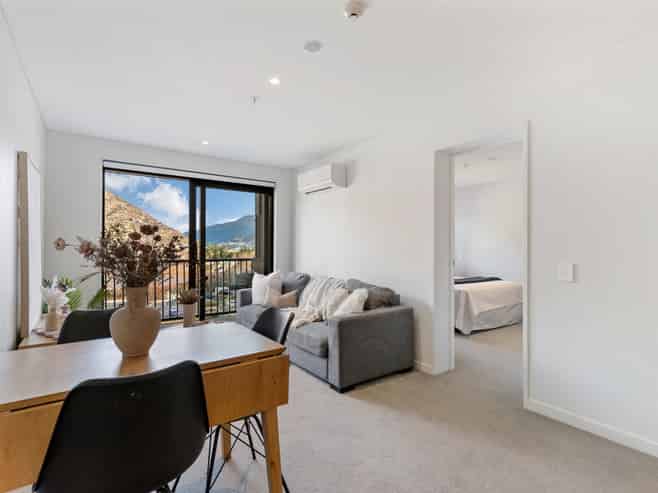 504/10 Copper Beech Avenue, Queenstown