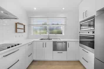 10 Greenview Way, Miramar
