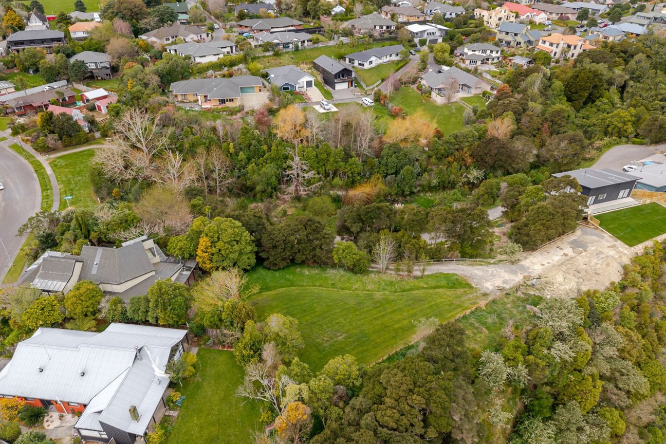 ELEVATED BUILDING SITE WITH SUPERB VIEWS - Fler