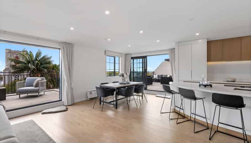 10/2 Bassett Road, Remuera