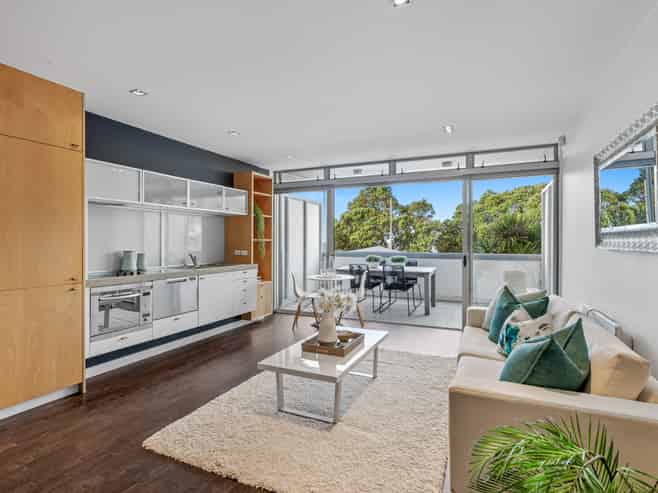 2/6 Beach Front Lane, Browns Bay