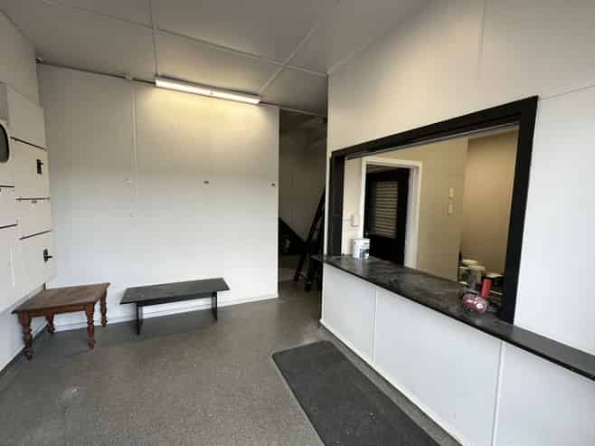 Affordable industrial workshop with office space