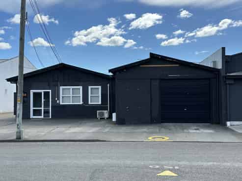 Affordable industrial workshop with office space