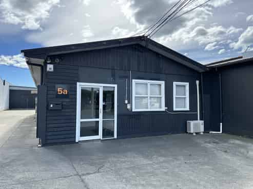 Affordable industrial workshop with office space