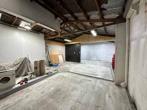 Affordable industrial workshop with office space