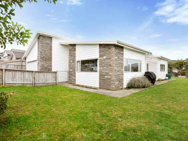 15 Paparoa Crescent, Aotea