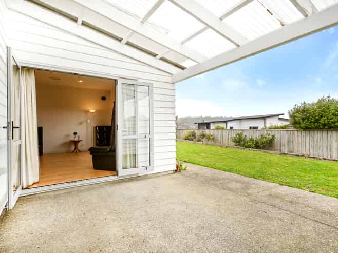 15 Paparoa Crescent, Aotea