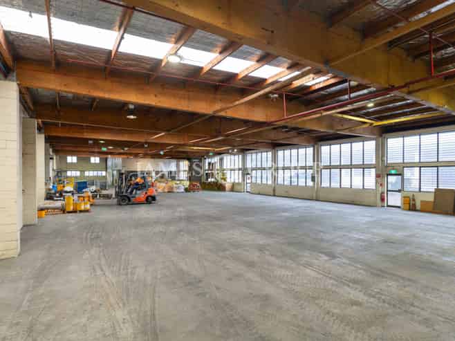 1,290m² PRIME PATIKI ROAD WAREHOUSE + 12 CARPARKS