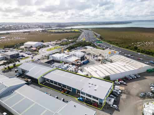 1,290m² PRIME PATIKI ROAD WAREHOUSE + 12 CARPARKS