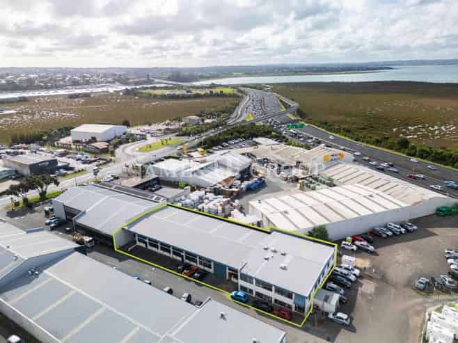 1,290m² PRIME PATIKI ROAD WAREHOUSE + 12 CARPARKS