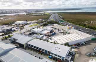 1,290m² PRIME PATIKI ROAD WAREHOUSE + 12 CARPARKS
