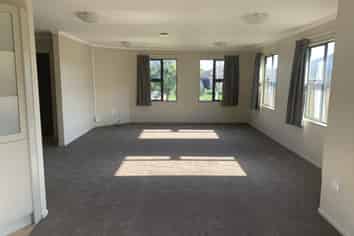 100 Barrington Drive, Huntington