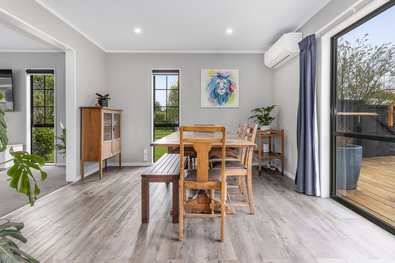 The Best Nest With Double Garaging - Mehr