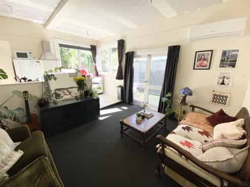 2b Russell Terrace, Newtown
