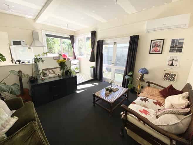 2b Russell Terrace, Newtown