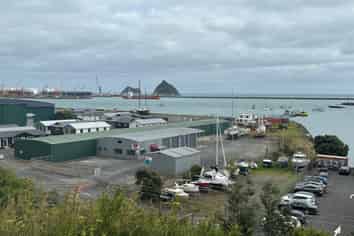 Prime Port location with large secured laydown