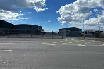 Prime Port location with large secured laydown