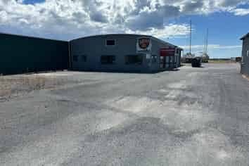 Prime Port location with large secured laydown