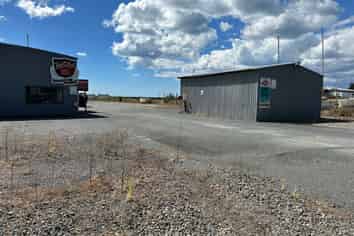 Prime Port location with large secured laydown