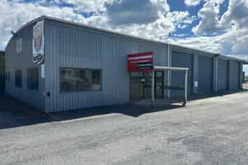 Prime Port location with large secured laydown