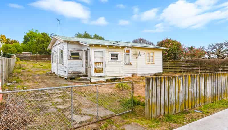 8 Montgomery, Levin