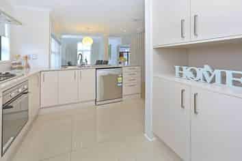 8 Hirimate Place, Flat Bush