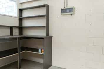 TIDY WAREHOUSE FOR LEASE
