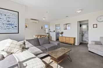 2/10 Downing Street, Crofton Downs