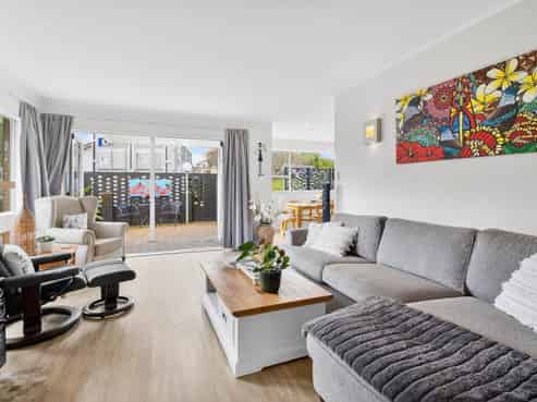 7 Tyrian Close, Half Moon Bay