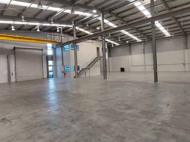 Modern Space: High Stud & Ample Parking