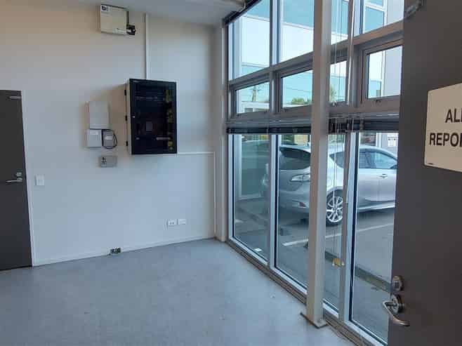 Modern Space: High Stud & Ample Parking