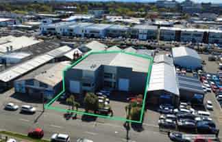 Modern Space: High Stud & Ample Parking