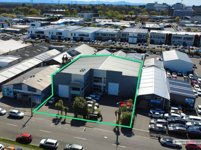 Modern Space: High Stud & Ample Parking