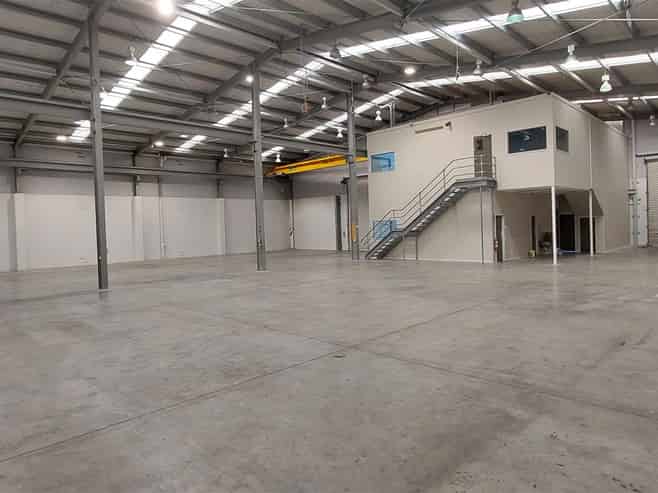 Modern Space: High Stud & Ample Parking