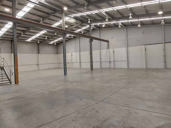 Modern Space: High Stud & Ample Parking