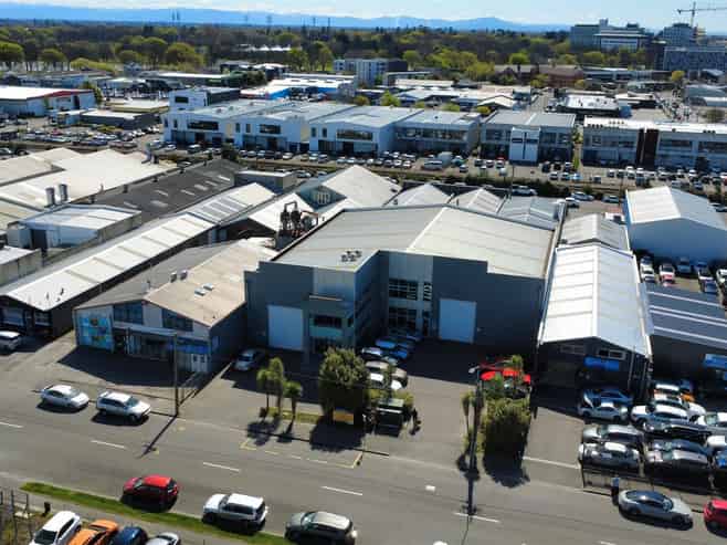 Modern Space: High Stud & Ample Parking