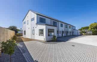 6/8 Blanes Road, Weymouth
