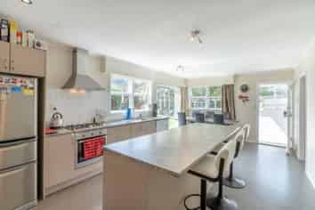 2 Hinemoa St, Paraparaumu