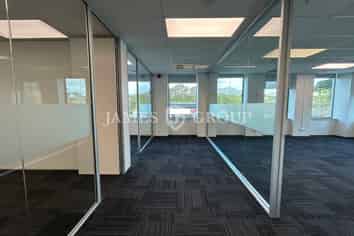 LARGE CITY FRINGE OFFICE WITH FLEXIBLE LAYOUT
